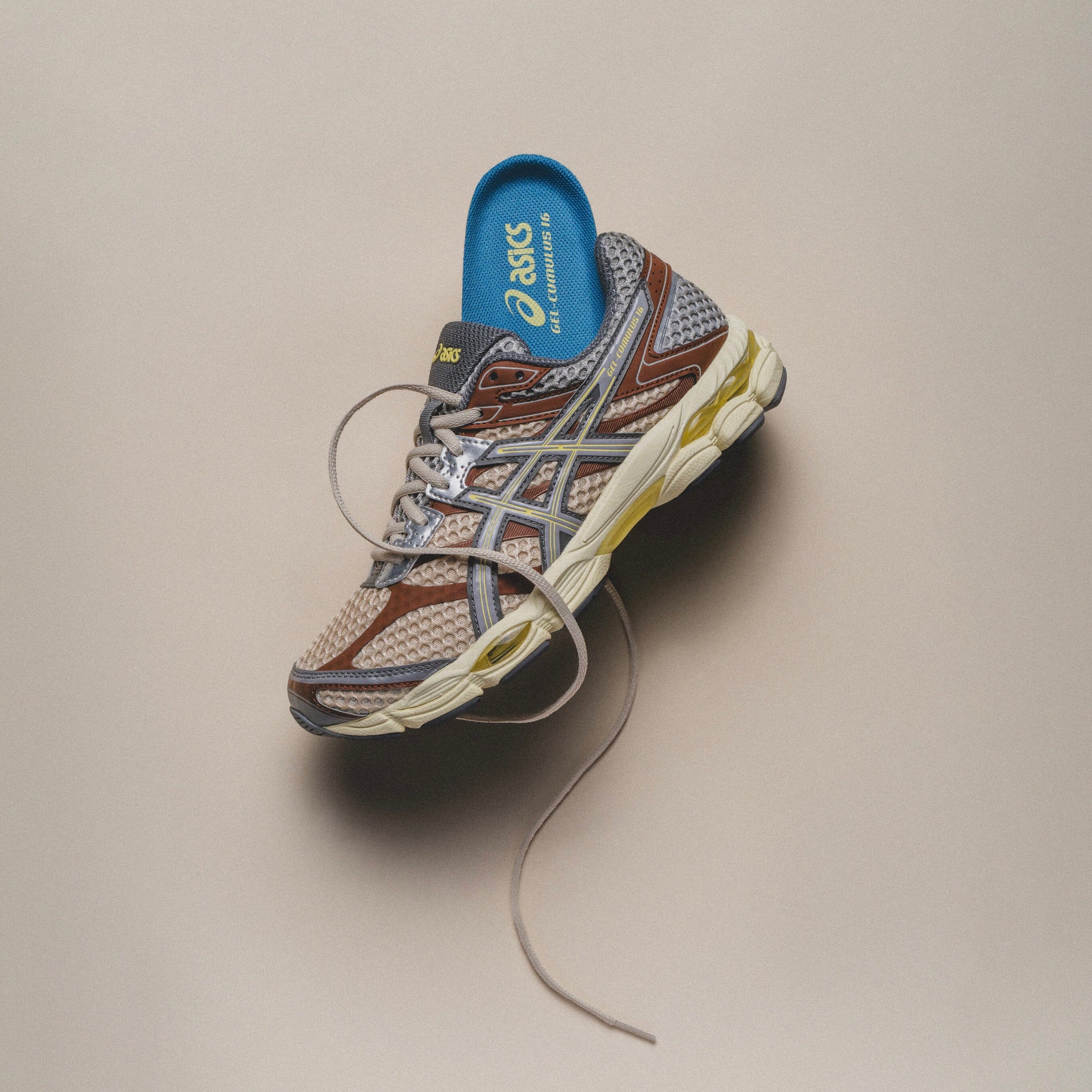 MENS ASICS | emmi x GEL-CUMULUS 16 (Beige/Grey) – Nouveau