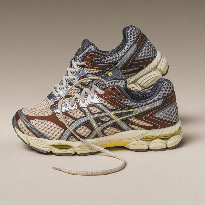 MENS ASICS | emmi x GEL-CUMULUS 16 (Beige/Grey)